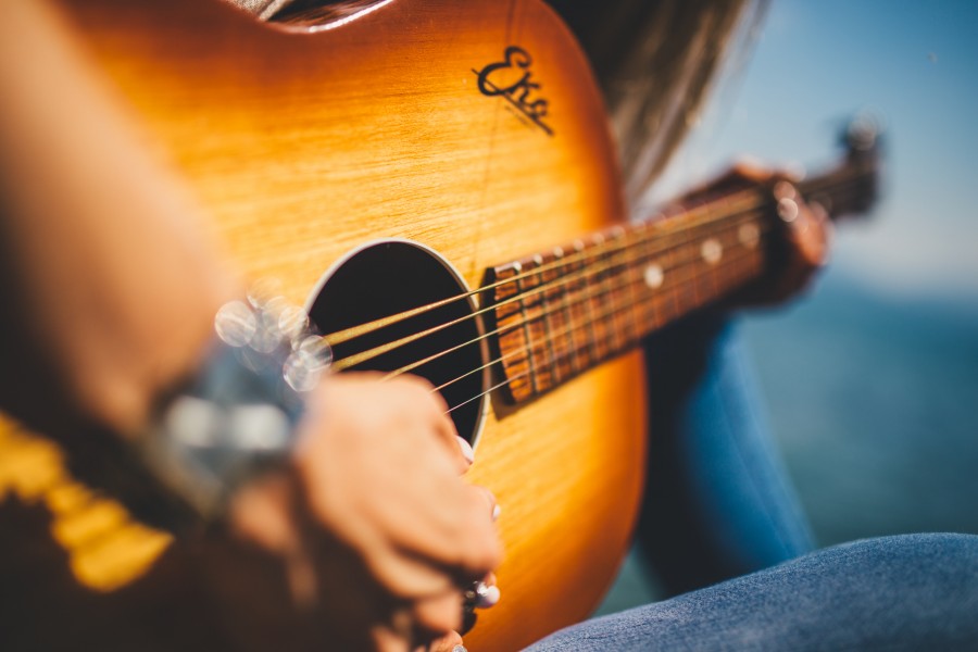 Participante interpretando guitarra clásica