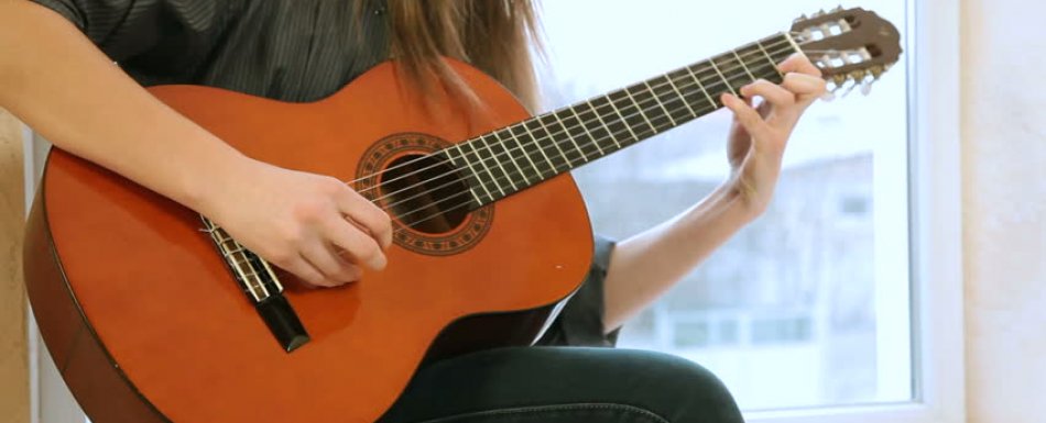 Joven intérprete durante el encuentro de guitarra