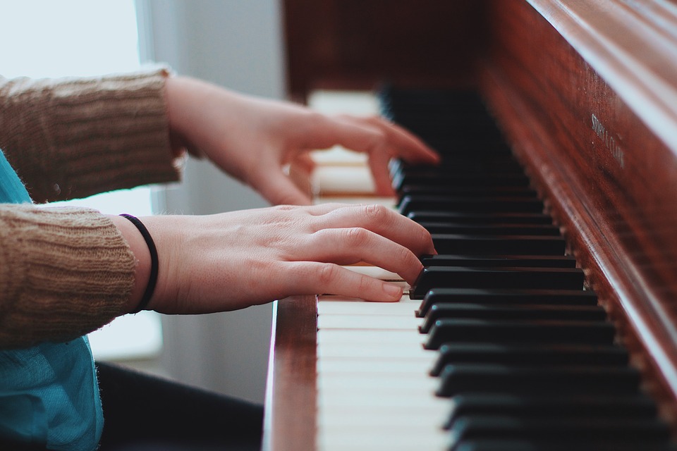 Estudiante durante el encuentro de piano